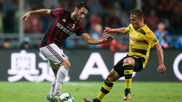 „Росонерите“ се готвят да сключат и още една сделка през зимата. В Италия се появиха информации, че Милан ще върне Хакан Чалханоглу в Германия и ще го продаде на РБ Лайпциг за 22 млн. евро.