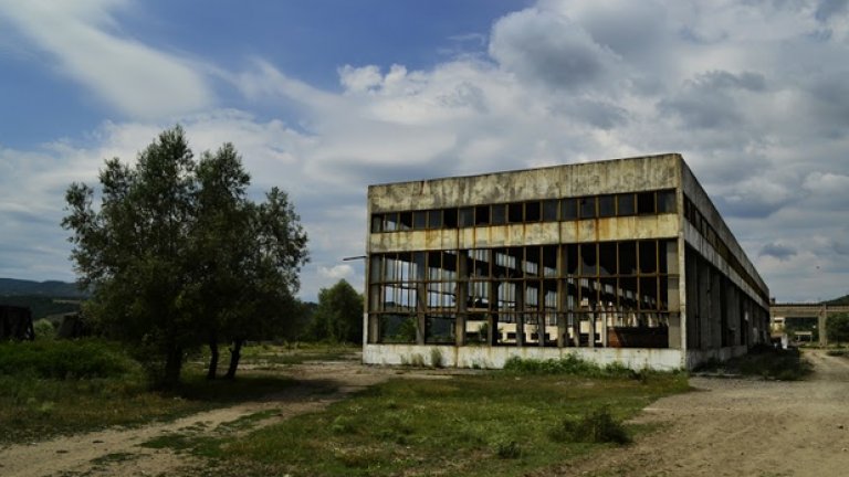 Комбината затваря окончателно врати през 1990-та, когато промяната в политическата система на страната слага край на практиката да се строят панелни жилища