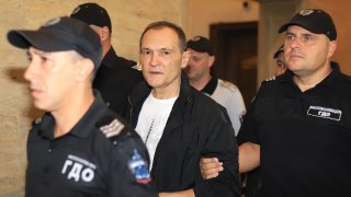 Той ще носи електронна гривна