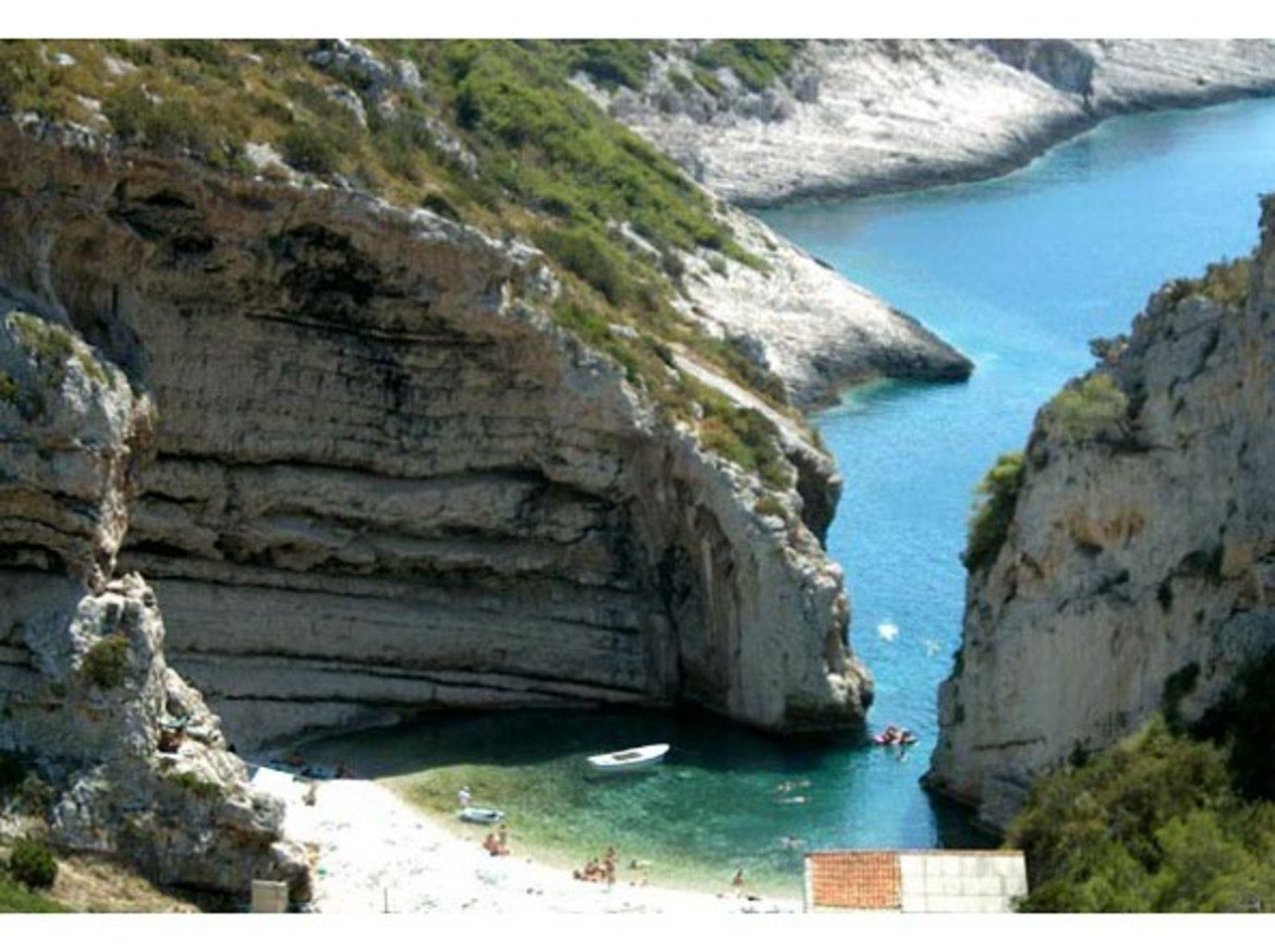 Вис, Хърватия
Вис е хърватски остров в Адриатическо море, близо до Сплит. Крайбрежието има много скали, които образуват живописни заливи. Характерна е обилна средиземноморска растителност.