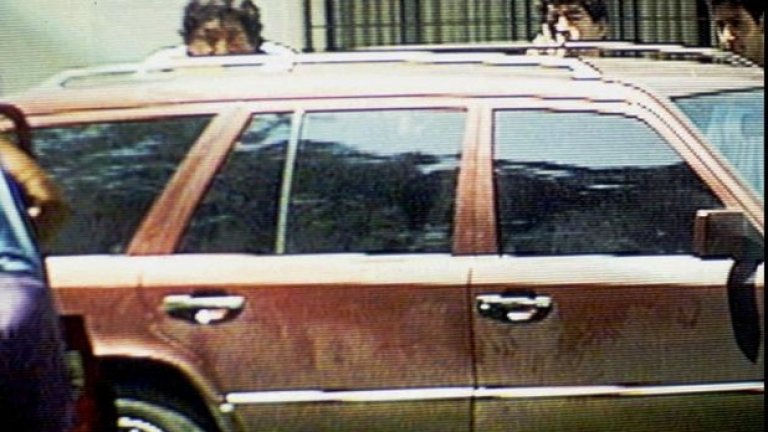 На 2 февруари 1994 г. година той стреля с въздушна пушка по група журналисти и фотографи, които досаждали пред дома му в покрайнините на Буенос Айрес. За този акт е осъден условно на две години затвор и да плати обезщетение на пострадалите през 1998-а. Той наранява четирима души. 