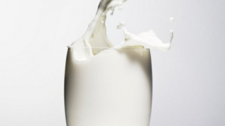 Прясно млякоКогато сме жадни, се изкушаваме, особено след физическо натоварване, да пийнем нещо сладко, но в тези случаи чаша мляко е по-добрият вариант. Млякото съдържа между 85 и 95% вода, а останалото е комбинация от протеини, захари, мазнини и други вещества, които помагат на организма да възстанови нужната си хидратация.