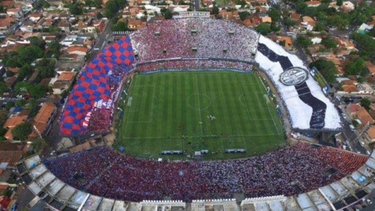 Стадион "Дефенсорес дел Чако" в Асунсион е разделен между агитките на Олимпия и Серо Портено. Дербито на Парагвай започва...