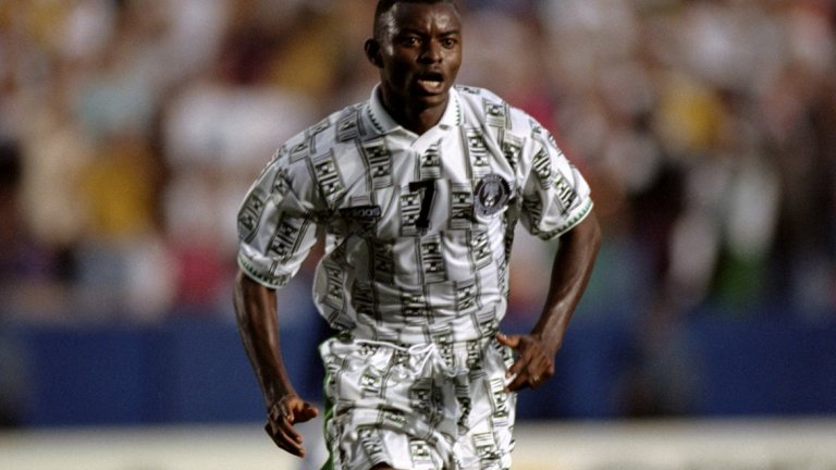 2. Нигерия (1994)

Не помним нигерийците с добро на онова първенство, защото ни победиха с 3:0 в първия мач от нашата група. После ние стигнахме до знаменитото четвърто място, но те се запомниха с този отчайващ дизайн, който изглеждаше сякаш са си лепили някакви банкноти по фланелките и гащетата.