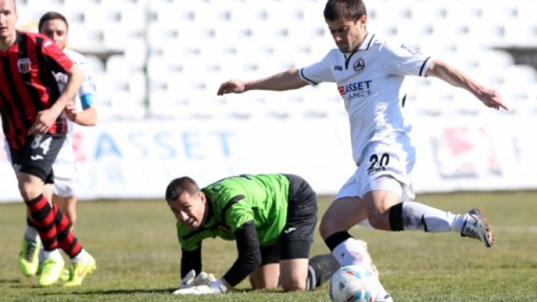Петър Атанасов вкарва първия гол пред погледите на Йордан Господинов и Здравко Илиев