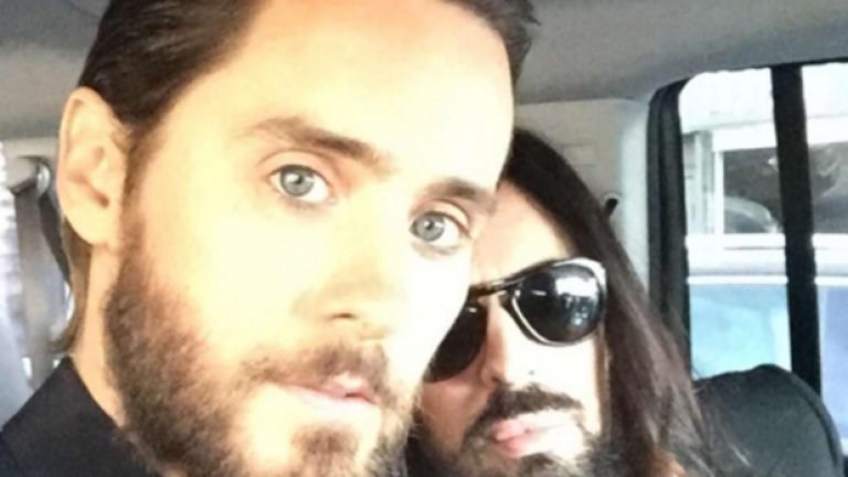 Джаред Лето пристига на церемонията с Алесандро Микеле