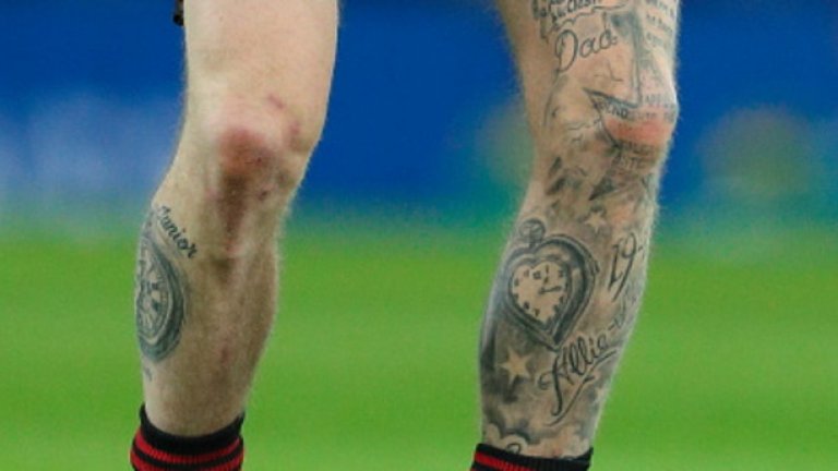 Двете му ръце и единият му крак вече са целите в татуировки. Остават обаче още празни места, които скоро няма да са такива.