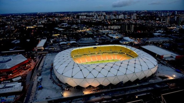 Но стадионът в Манаус, който е в Амазония... Огромните разходи за него предизвикаха бяс у местните, които страдат в немотия.
