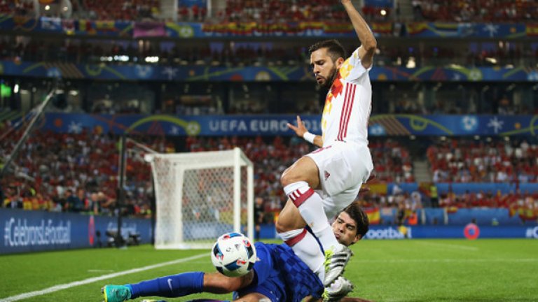 11. Жорди Алба (Испания). Едно от най-опасните тайни оръжия на отбора. Докато съперниците се занимават с нападателите, той внезапно извиква от нищото.