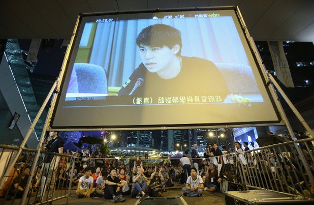 Големи тълпи хора наблюдаваха дебатите по телевизията, а много от зрителите бяха посетители в Хонконг. И те бяха изненадани от усещането за демокрация, което лъха от публичното излъчване на дебатите.