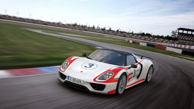 Porsche 918 Spyder – 6.57 минути
Хибридният суперавтомобил на Porsche разполага 900 конски сили и задвижване на четирите колела. 918 Spyder ускорява от 0 до 100 км/ч за 2,5 секунди, а предните колела се задвижват от електромотор.