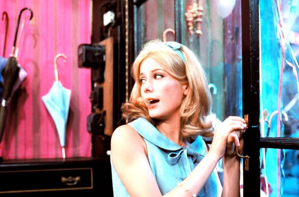 “The Umbrellas of Cherbourg” (1964) 
Дори да сте виждали само един кадър от този бонбонен филм, ще е лесно да забележите точно колко “Ла ла ленд” му е задължен.
