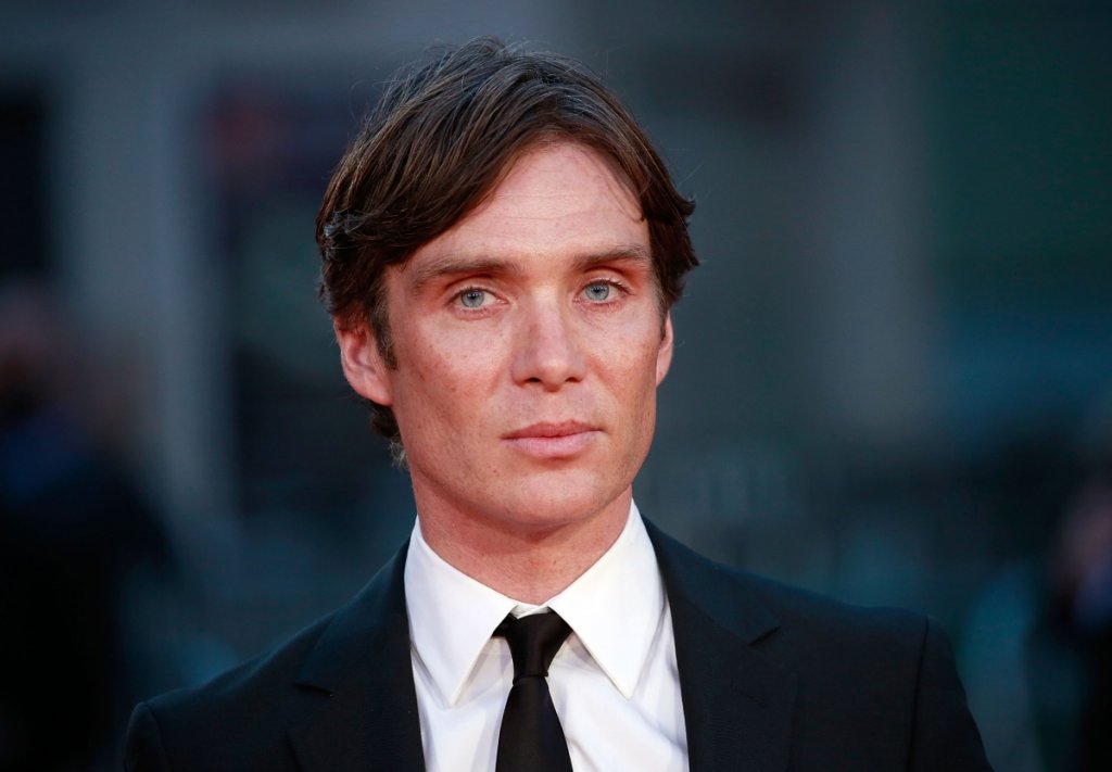 Може да познавате Килиън Мърфи като Томи Шелби от Peaky Blinders, възможно е да сте го виждали във филмите на Кристофър Нолан, а нищо чудно да сте попадали и на някоя от по-малките му, но сполучливи роли. Дойде моментът да ви разкажем малко повече любопитни факти за него и кариерата му.