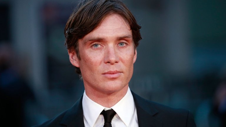 Може да познавате Килиън Мърфи като Томи Шелби от Peaky Blinders, възможно е да сте го виждали във филмите на Кристофър Нолан, а нищо чудно да сте попадали и на някоя от по-малките му, но сполучливи роли. Дойде моментът да ви разкажем малко повече любопитни факти за него и кариерата му.