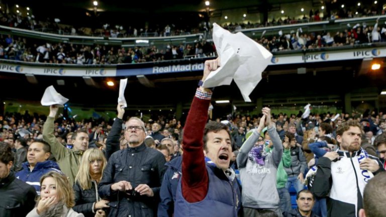 Феновете на Реал не са доволни от съдийството.