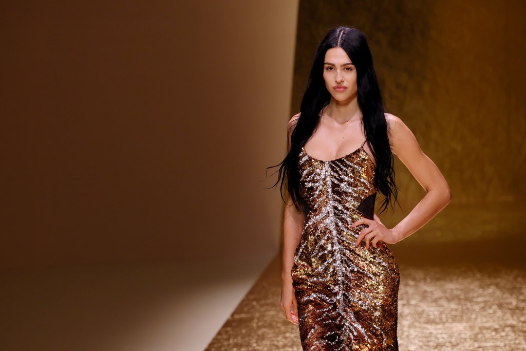 Пайети за всеки денПайетите са чест и малко банален избор за парти роклите. Време е да ги пренесем и в ежедневието, разбира се, с необходимата доза вкус и предпазливост. В работа можем да се ограничим до дребни детайли с пайети, а извън него – да предпочетем мотиви като цветя, листа и пера. Най-добре е комбинацията от основа + пайети да е максимум в три цвята.