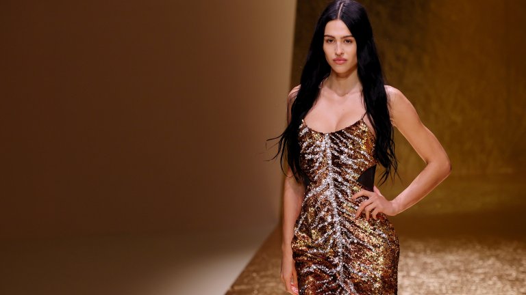 Пайети за всеки денПайетите са чест и малко банален избор за парти роклите. Време е да ги пренесем и в ежедневието, разбира се, с необходимата доза вкус и предпазливост. В работа можем да се ограничим до дребни детайли с пайети, а извън него – да предпочетем мотиви като цветя, листа и пера. Най-добре е комбинацията от основа + пайети да е максимум в три цвята.