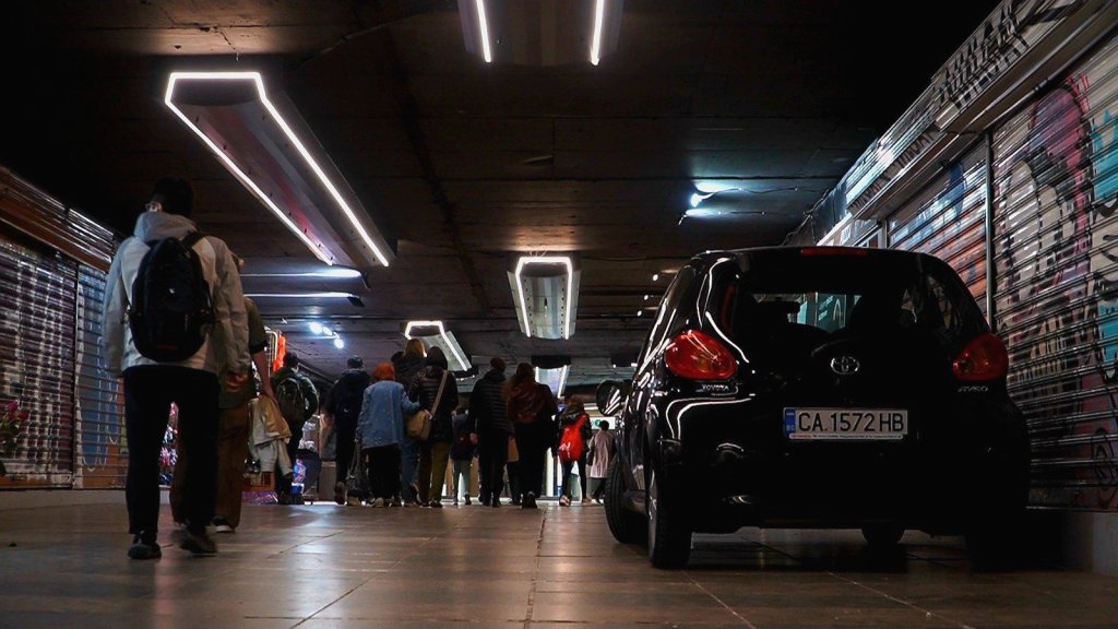 Кола "паркира" в подлеза до БНТ (СНИМКИ) 😁