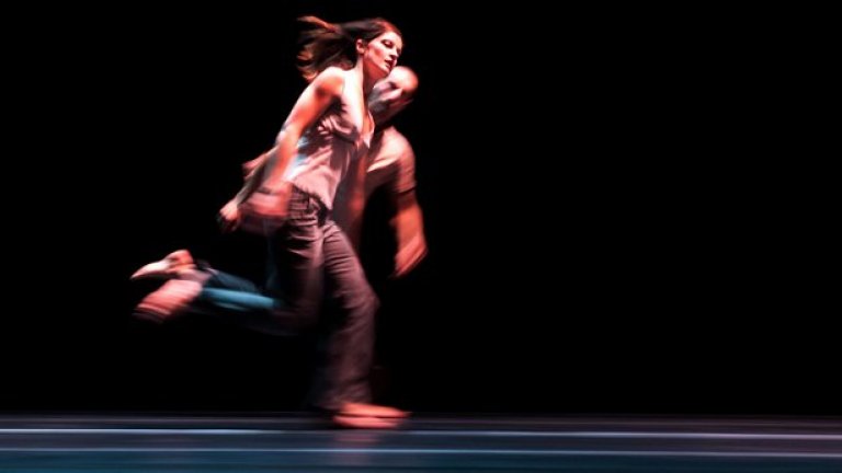 Танцьорите от Compagnie Alias, Швейцария, под хореографията на бразилеца Guilherme Botelho сътвориха постановката SIDEWAYS RAIN, изпълваща те с жажда за живот и усещане за отчаяние