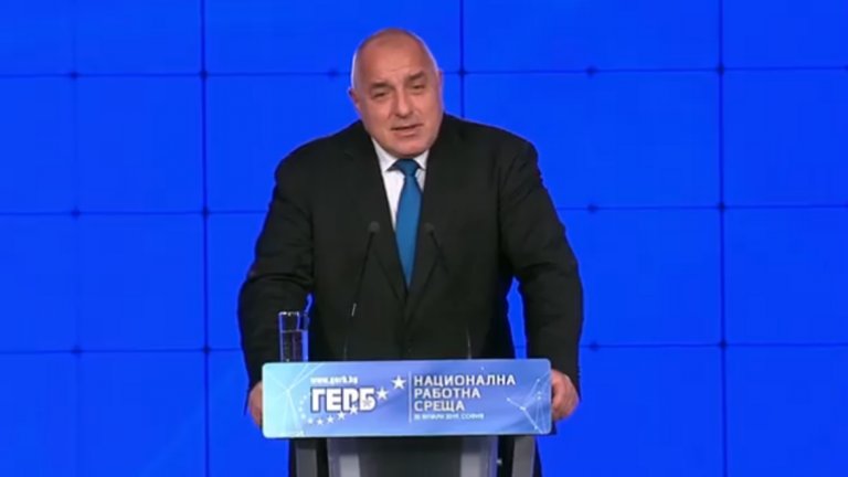 Борисов можеше да дефинира Йончева по най-различни начини - като бивш журналист, като несъстоял се говорител на президента Румен Радев, като страна по няколко насрещни дела за клевета (едно от които тя спечели на първа инстанция), като всичко на света. Пред аудиторията от министри, депутати и кметове на ГЕРБ, обаче, той избра да я подскаже в качеството й на "първа дама" на бившия си мъж от периода на премиерската му власт.