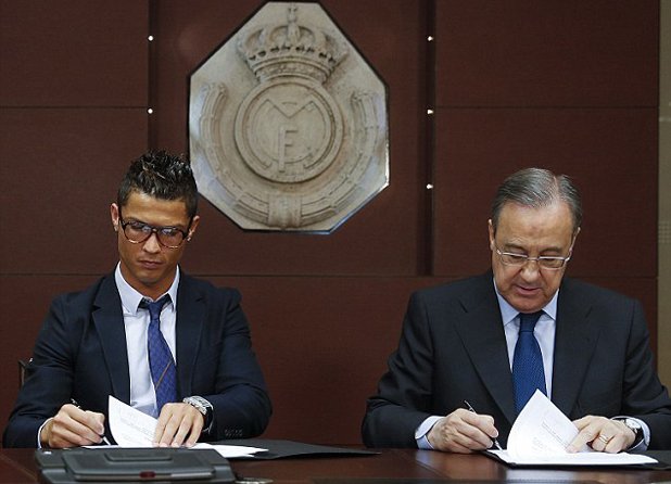Кристиано и Флорентино Перес подписват през 2013 новия договор на голмайстора