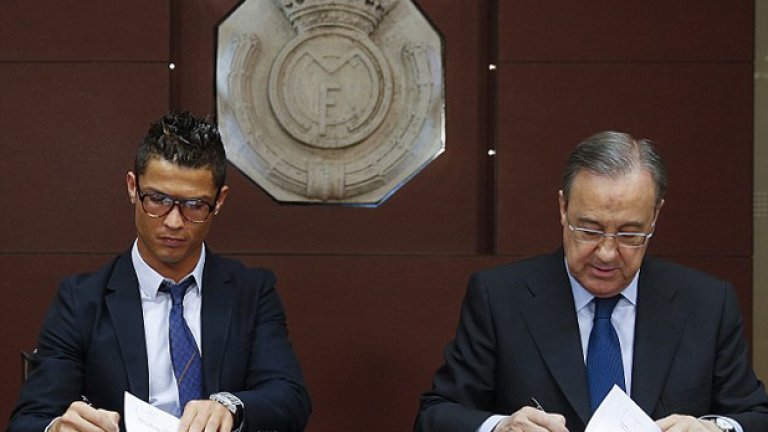 Кристиано и Флорентино Перес подписват през 2013 новия договор на голмайстора