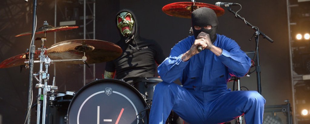 Twenty One Pilots сменят по няколко костюма на концерт, обичат и да се мятат в публиката