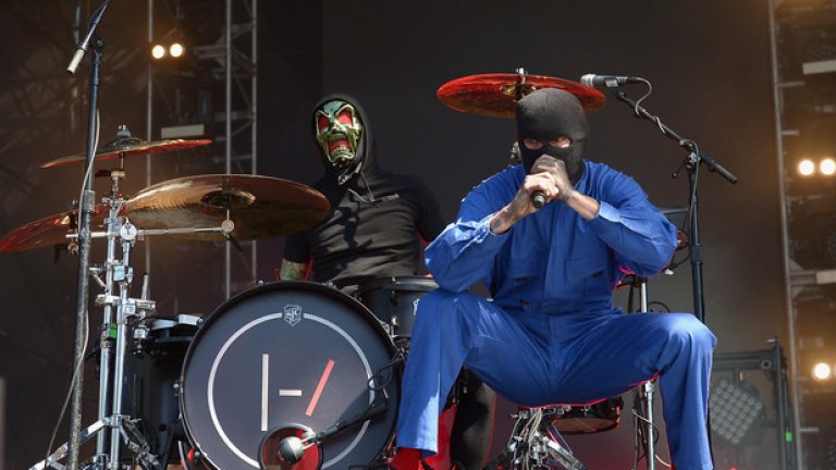 Twenty One Pilots сменят по няколко костюма на концерт, обичат и да се мятат в публиката 