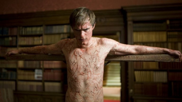 3. The Book of Blood / Кървава книга (2009)
Млад мъж разказва за това как се е сдобил с проклятие - цялото му тяло се е превърнало в нещо като дневник за духовете на мъртвите, които чрез ужасяващи белези пишат върху плътта му своите истории. Филмът е базиран на разкази от сборниците "Кървави книги" на Баркър.