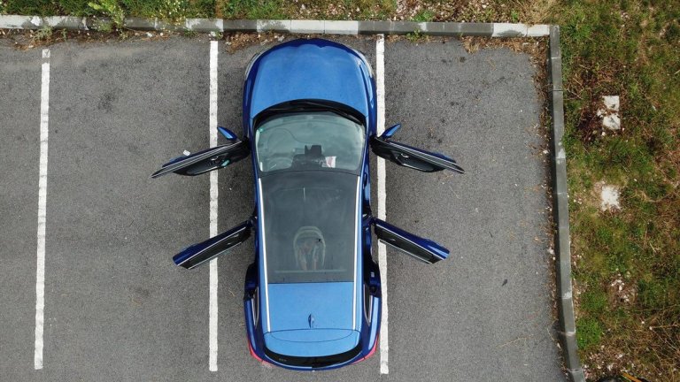 И все пак, това не е някаква офроуд машина, с която може да се наредите сред возилата в „Лудият Макс: пътят на яростта". Такова нещо не се и очаква от френски автомобил, който колкото и да се съюзява с немски компании, винаги ще носи духа на парижката есен и финеса на Колмар.