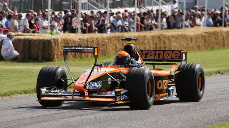 Arrows A22 от 2001 година
Изнесените нагоре крила се възраждат в началото на XXI век – Arrows използва подобно решение за Гран при на Монако през 2001. А22 страда от недостатъчно аеродинамично притискане, но крилото над носа е забранено още за следващия старт.