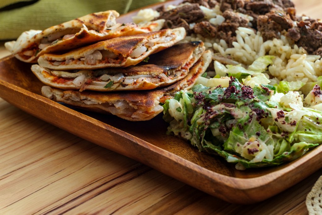 АрайсЛивански плоски питки, пълнени с кайма - идеална бърза вечеря или мезе. В дълбока купа смесете 500 грама говежда кайма, връзка накълцан магданоз, глава накълцан лук и подправки - сол, пипер, кайенски пипер, кимион, сух кориандър и канела. Омесете добре каймата и я оставете за поне 30-40 минути да си почине и поеме вкусовете.
След това взимат една питка арабски хляб, мажете с каймата и покривате с втора питка. Загрейте няколко капки мазнина в незалепващ тиган и печете всеки арайс до покафеняване на питките, след което извадете и нарежете на четири. Сервирайте със салати, ориз или хумус.