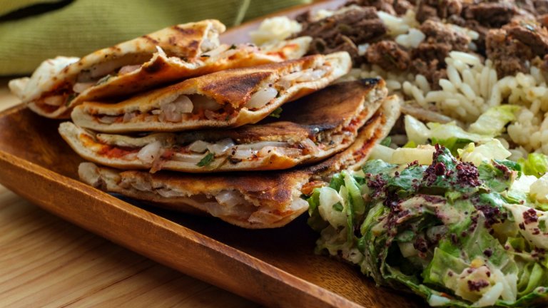 АрайсЛивански плоски питки, пълнени с кайма - идеална бърза вечеря или мезе. В дълбока купа смесете 500 грама говежда кайма, връзка накълцан магданоз, глава накълцан лук и подправки - сол, пипер, кайенски пипер, кимион, сух кориандър и канела. Омесете добре каймата и я оставете за поне 30-40 минути да си почине и поеме вкусовете.
След това взимат една питка арабски хляб, мажете с каймата и покривате с втора питка. Загрейте няколко капки мазнина в незалепващ тиган и печете всеки арайс до покафеняване на питките, след което извадете и нарежете на четири. Сервирайте със салати, ориз или хумус.