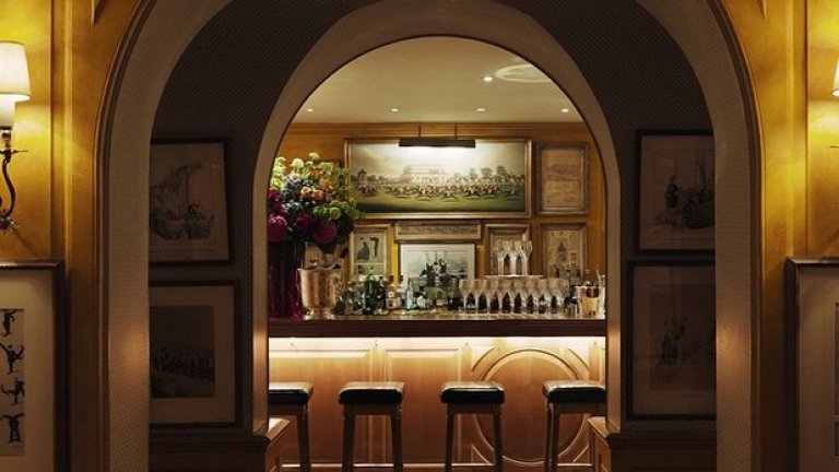 Annabel's
Основан през 1963 година в елитния квартал Мейфеър в Лондон, Annabel's
осигурява най-добрата храна, развлечения и обща атмосфера. Плюс това ъндърграунд клубът е едно от малкото тузарски места, където средната възраст на членовете не е около 60 години.
Все пак внимавайте: този факт с нищо не променя селективността на Annabel's. Дори само за да започне процесът на кандидатстване за членство, са нужни две препоръки от действащи членове, а важи и стриктен дрескод. Както споделя вътрешен човек: "Дори единствено да си свалите блейзъра на дансинга, веднага ще ви изхвърлят"