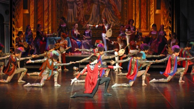 На кой автор и от кое произведение е цитатът: "Живеят само влюбените, останалите просто съществуват"?

Отговорете на този въпрос в коментарите на сайта или под публикацията във Facebook, като посочите за София или за Варна предпочитате поканите за балета "Ромео и Жулиета" на Московски Сити Балет