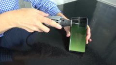 Видео: Какво става с батерията на Samsung S8, когато го разрежете на две
