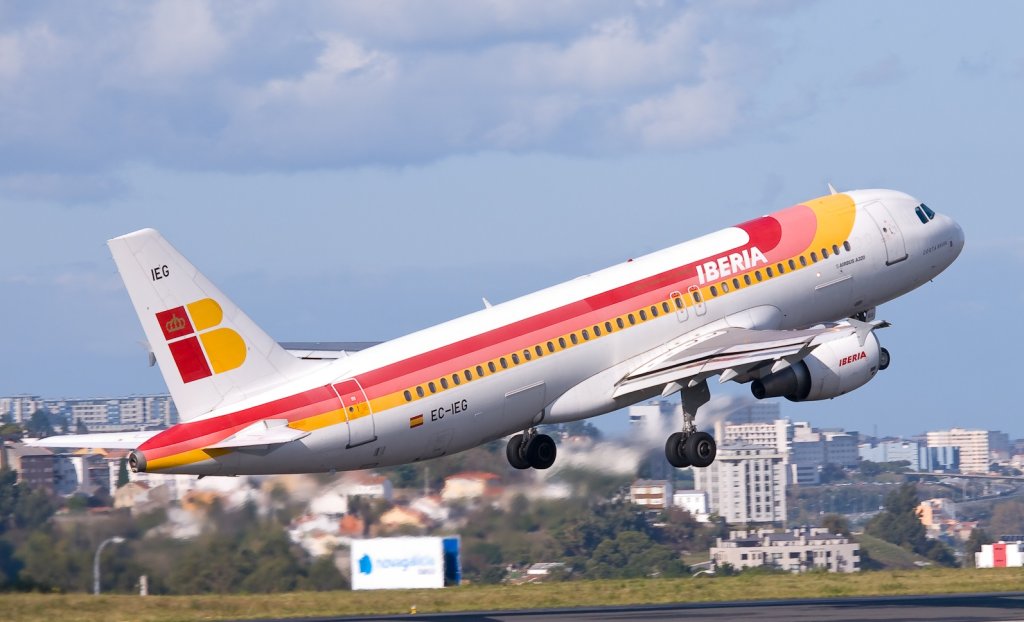 Iberia Airbus A320-214 La Coruna