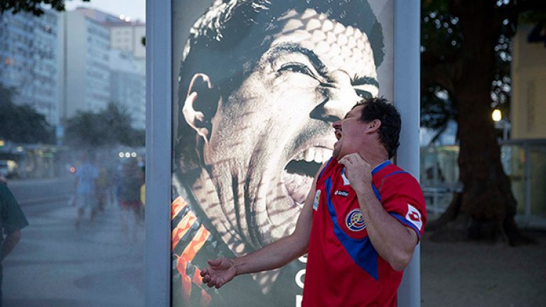 Чудовище Суарес хапе фенове на Копакабана