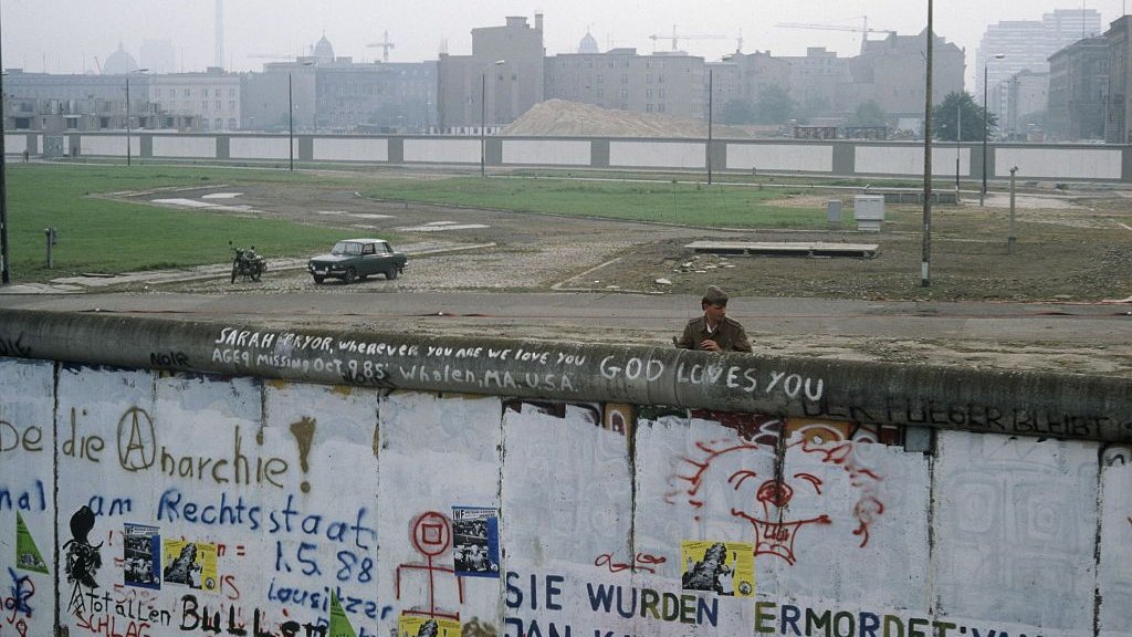 Berliner_Mauer,_ostdeutscher_Grenzer_beobachtet_Räumung_des_Kubat-Dreieck