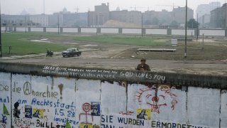 Berliner_Mauer,_ostdeutscher_Grenzer_beobachtet_Räumung_des_Kubat-Dreieck