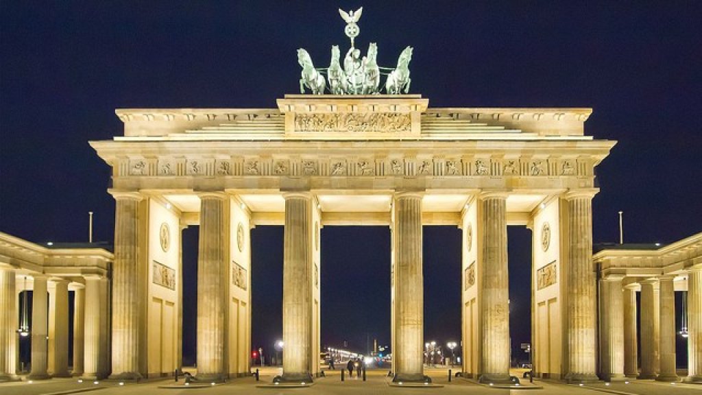 Brandenburg_Gate_Berlin-640-640x360