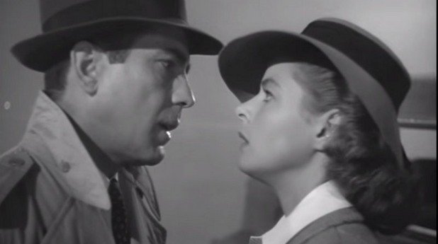 Казабланка (Casablanca)

За мнозина един от най-добрите филми на всички времена. В него също има импровизация. Рик Блейн в една сцена казва: "Here's looking at you, kid". Това изречение не е в сценария, но е вътрешна шега между Богарт и Бергман.