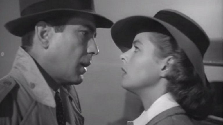Казабланка (Casablanca)

За мнозина един от най-добрите филми на всички времена. В него също има импровизация. Рик Блейн в една сцена казва: "Here's looking at you, kid". Това изречение не е в сценария, но е вътрешна шега между Богарт и Бергман.