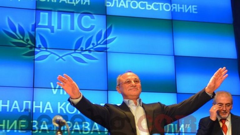 До януари 2013 г. Ахмед Доган неизменно оглавяваше ДПС и макар след това да се оттегли на длъжността почетен председател на партията мнозина смятат, че той продължава да е лидерът в сянка, който дърпа зад кулисите конците на властта в България