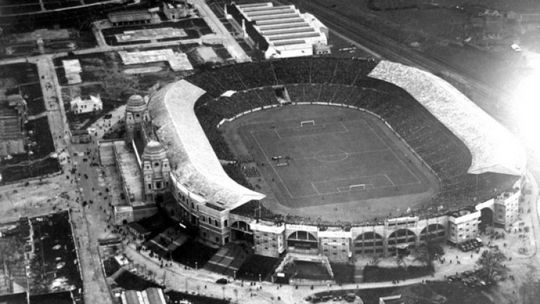 "Уембли" от 1928 г. преди началото на двубоя между Англия и Шотландия. Алекс Джаксън бележи хеттрик за гостите, които печелят с разгромното 5:1.