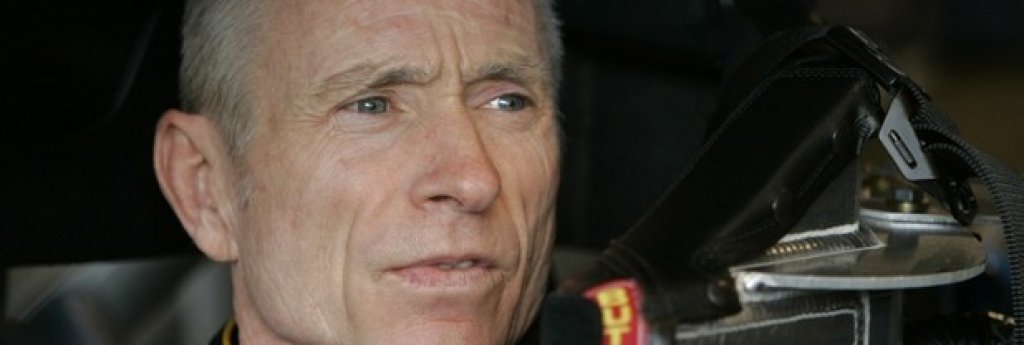 Пилотите от NASCAR
„Трябва да построим тази стена”, изкрещя легендата на NASCAR Марк Мартин на митинг на Тръмп, когато стана въпрос за стената на границата с Мексико, която трябва да спре емигрантите. На същия този митинг бяха и главният изпълнителен директор на автомобилния шампионат Брайън Франс, както и още един легендарен пилот – Бил Елиът. Сега NASCAR е популярна надпревара в цяла Америка, но доскоро това беше територия, запазена за „селяците” от южните щати, които все още сформират основната фенска маса на надбягванията на овални писти.