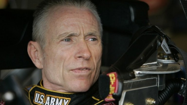 Пилотите от NASCAR
„Трябва да построим тази стена”, изкрещя легендата на NASCAR Марк Мартин на митинг на Тръмп, когато стана въпрос за стената на границата с Мексико, която трябва да спре емигрантите. На същия този митинг бяха и главният изпълнителен директор на автомобилния шампионат Брайън Франс, както и още един легендарен пилот – Бил Елиът. Сега NASCAR е популярна надпревара в цяла Америка, но доскоро това беше територия, запазена за „селяците” от южните щати, които все още сформират основната фенска маса на надбягванията на овални писти.