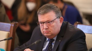 Бившият началник на КПКОНПИ заяви, че подава оставка, за да запази достойнството си