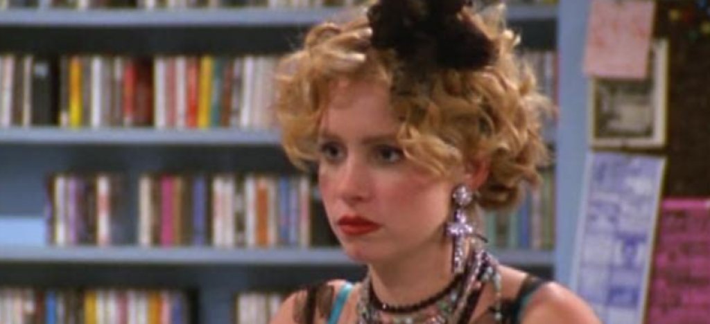 That’s 80s Show
Алената буква на срама трябва да носят и създателите на That’s 80s Show, които са повярвали, че с по-малко хумор, повече расово разнообразие и неизчерпаем кладенец от гел за коса ще повторят успеха на That’s 70s Show (“Шеметни години”).
Опитът им да се харесат на зрителите бе плачевен. Макар че That’s 80s Show отново разигра тропите около сплотената приятелска група сериалът не издържа повече от един сезон. Но покрай пръскането на лак за коса за буйните прически на героите от 80-те, успяхме да си отговорим защо се е отворила озонова дупка над Земята.