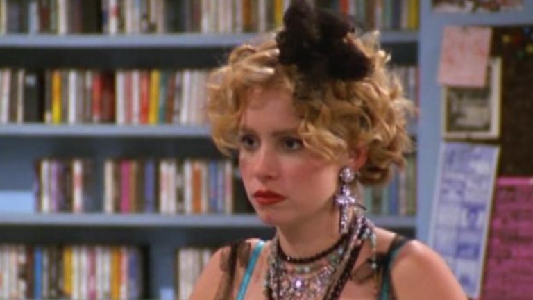 That’s 80s Show
Алената буква на срама трябва да носят и създателите на That’s 80s Show, които са повярвали, че с по-малко хумор, повече расово разнообразие и неизчерпаем кладенец от гел за коса ще повторят успеха на That’s 70s Show (“Шеметни години”).
Опитът им да се харесат на зрителите бе плачевен. Макар че That’s 80s Show отново разигра тропите около сплотената приятелска група сериалът не издържа повече от един сезон. Но покрай пръскането на лак за коса за буйните прически на героите от 80-те, успяхме да си отговорим защо се е отворила озонова дупка над Земята.